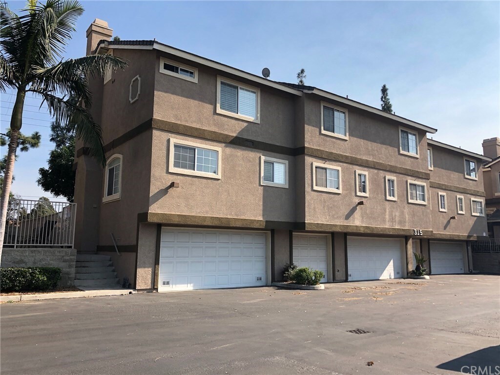 2 car garage with access and laundry - 315 S Van Buren St