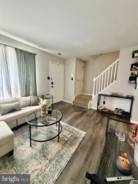 Building Photo - 415 Strathaven Ct