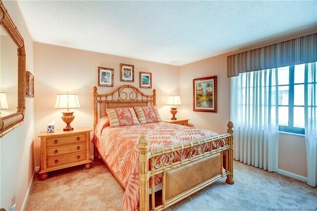 Building Photo - 331 Golfview Cir