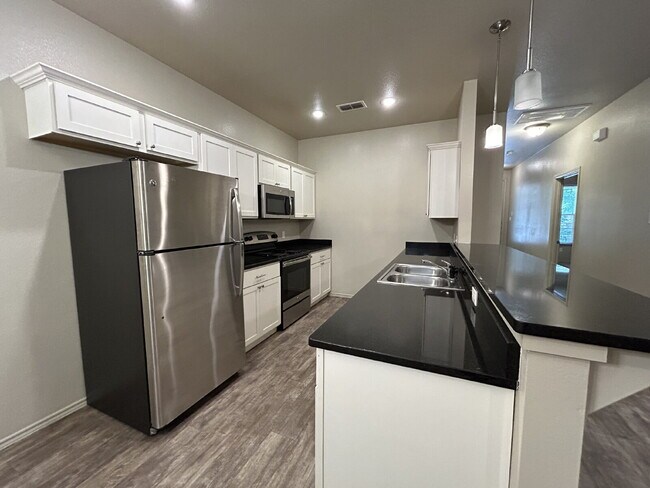 Foto del edificio - Beautiful Townhome Located Near Texas Tech Campus!