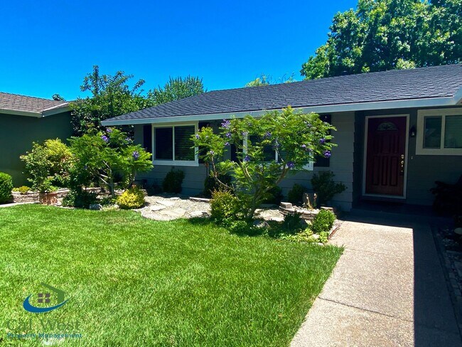 Foto del edificio - $4295 - Remodeled 3-Bedrooms, 2-Bath, Home...