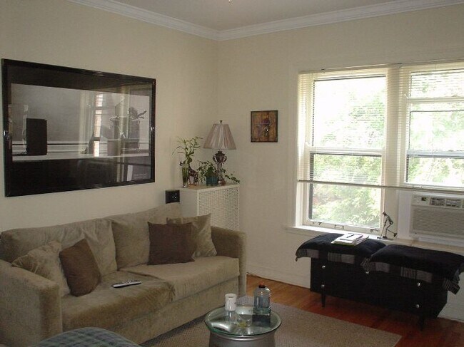 Building Photo - 2328 N Lincoln Park W