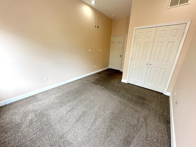 Building Photo - Renovated 2 Bed, 2.5 Bath rowhome with roo...