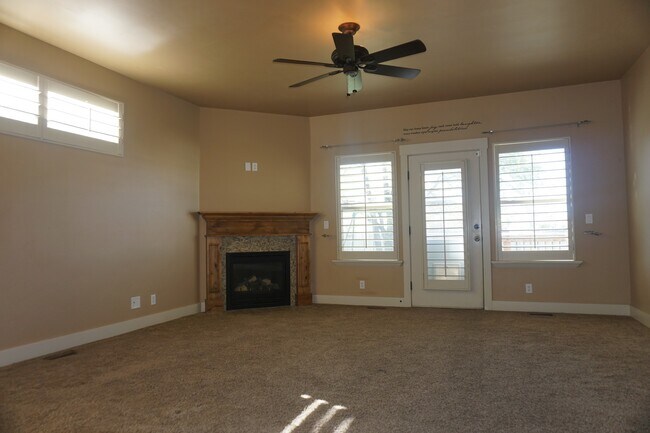 Building Photo - Gorgeous 4 Bedroom Sandy Home "Pet Friendly"