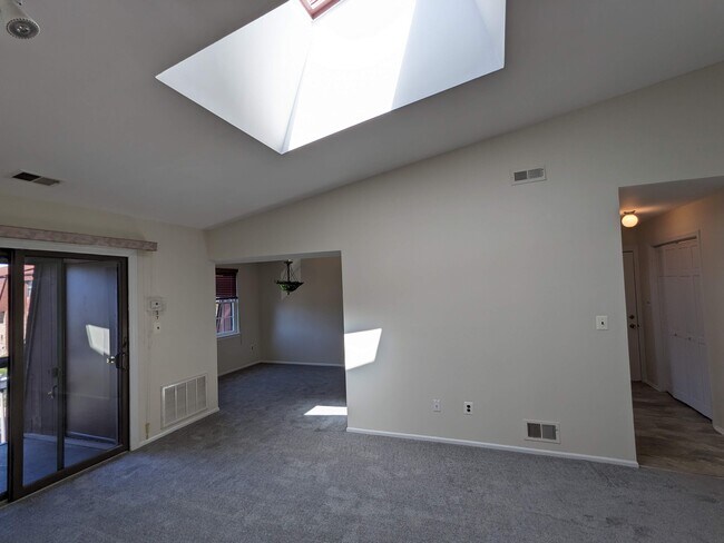 Living Room - skylight - 154 Overlook Ct