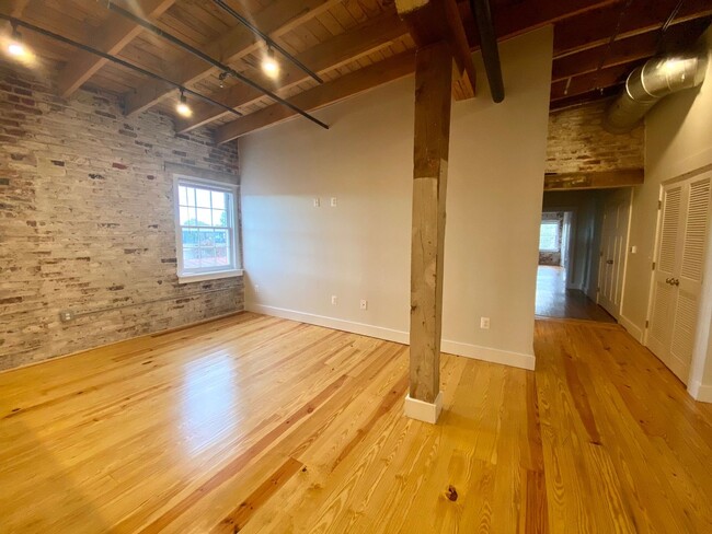 Building Photo - Immaculate 2 Bed in Renovated Industrial W...