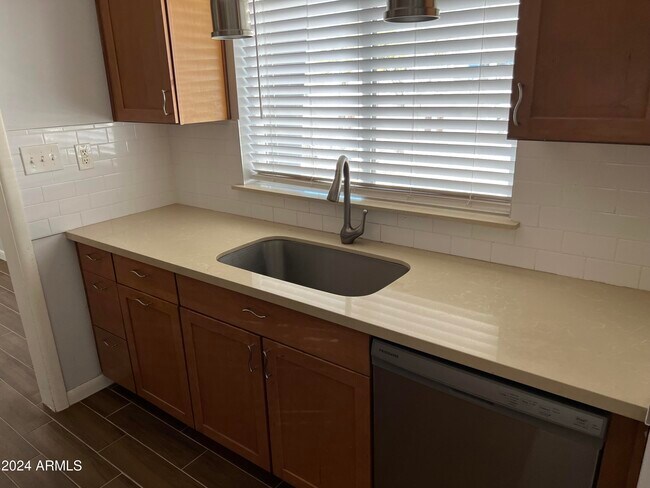 Foto del edificio - 5509 E Earll Dr