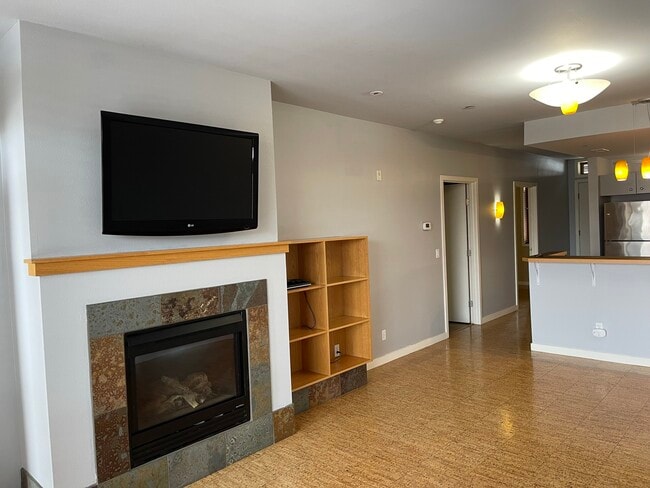 Building Photo - 2220 W Woodin Ave
