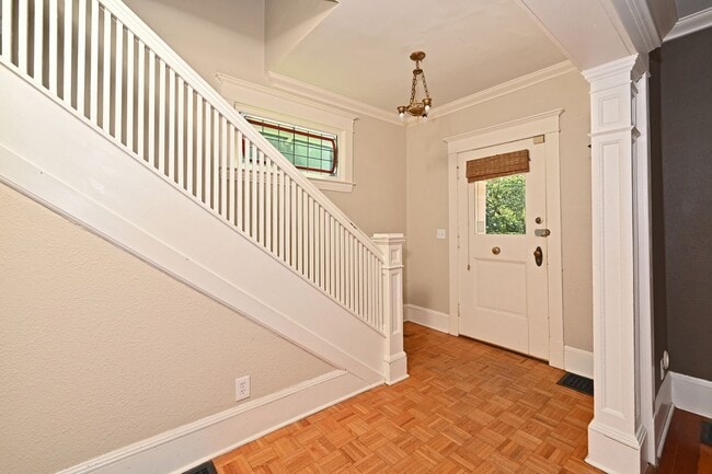 Building Photo - Charming & Spacious 4-Square 3 BR/1.75 BA ...