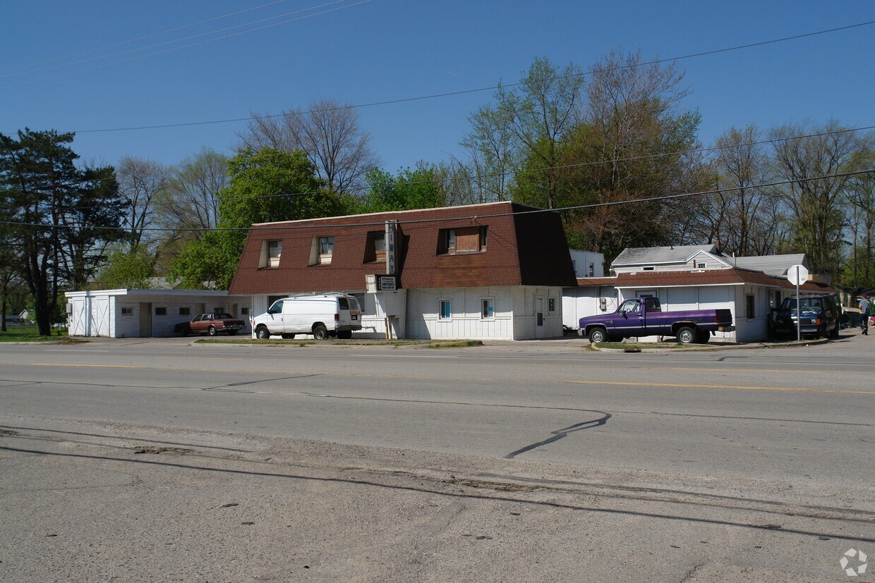 Primary Photo - Hiway Apartments
