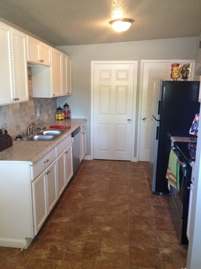 Building Photo - Available Now!! Beautiful & recently updat...