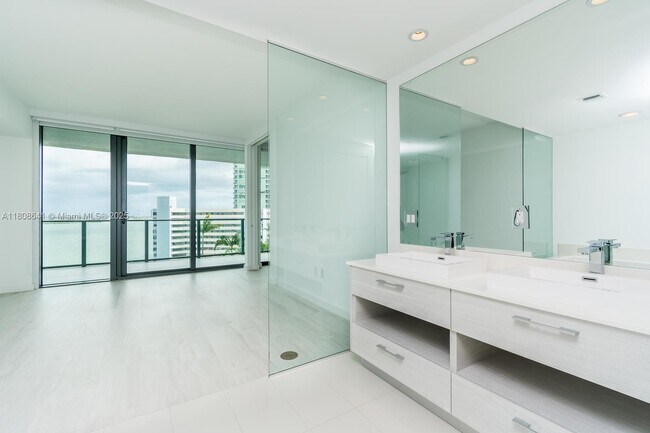 Foto del edificio - 650 NE 32nd St