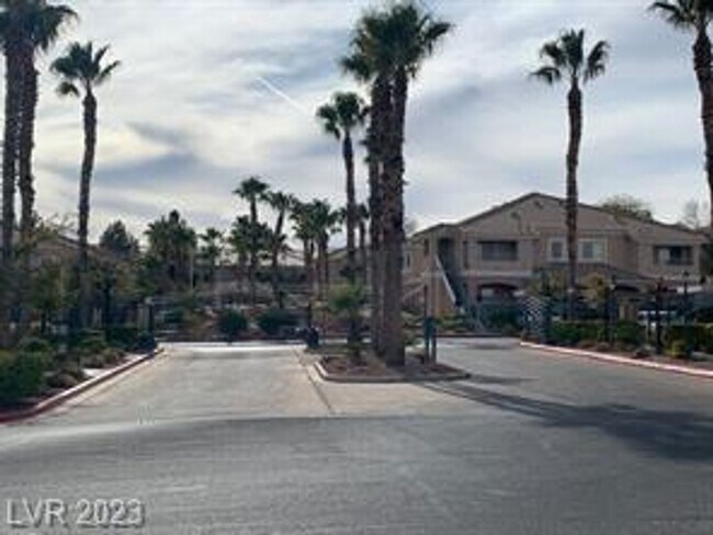 Foto del edificio - Great 2 bedroom 2 bathroom condo in gated community in Summerlin!
