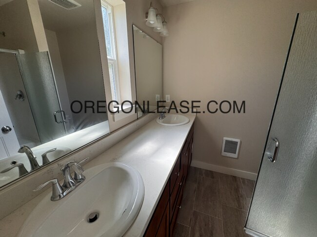 Foto del edificio - 2 bedroom 2 bath Second floor Thurston duplex home