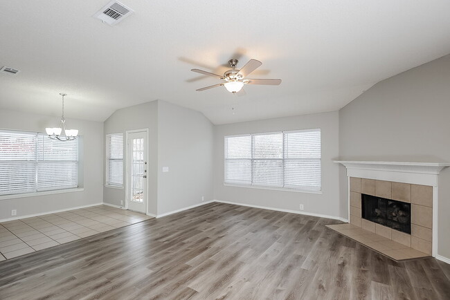 Building Photo - 833 Lariat Dr