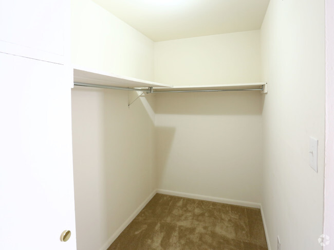 1BR Walk-in Closet - Heritage Court