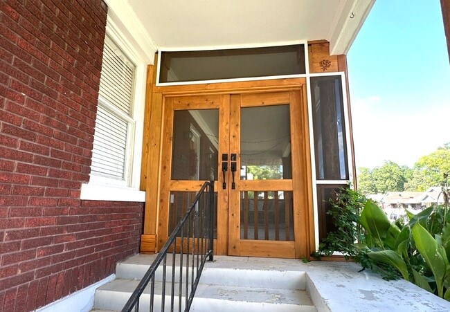 Building Photo - Beautiful 4 Bedroom Home Available