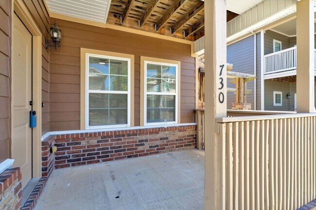 Building Photo - 4 Bed 3 Bath Townhome located close to University!