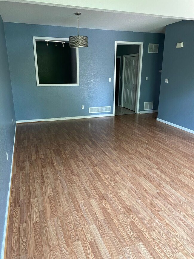 Foto del edificio - 4 Bedroom Townhome!
