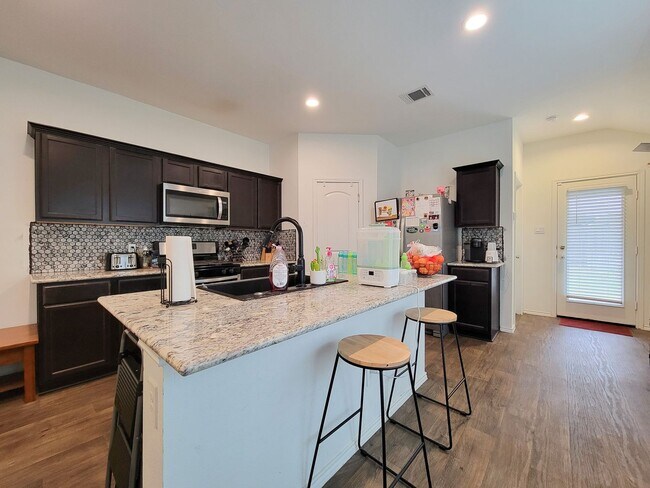 Building Photo - Welcome to your next home in the heart of Downtown Cleveland, Texas! This inviting 3-bedroom, 2-b...