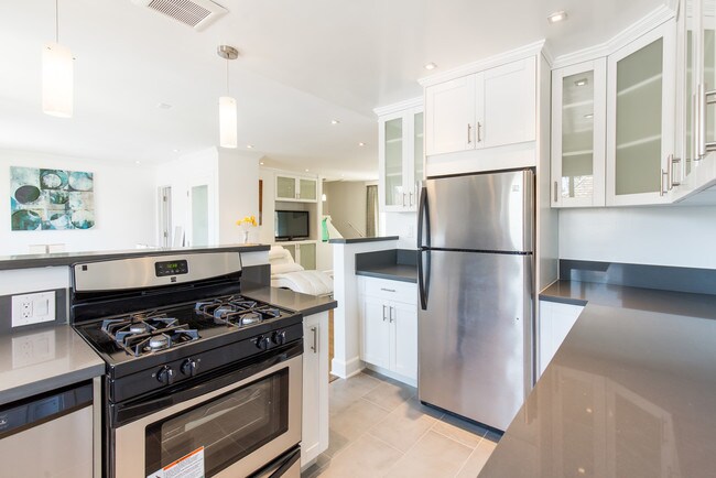 Cocina moderna - 130 San Vicente Blvd