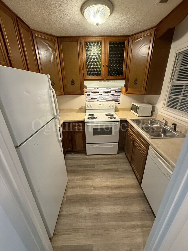 Foto del edificio - 311-59 Salisbury Manor-Kernersville-2BR/1....