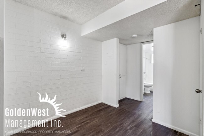 Building Photo - Updated 1Bdm 1Ba Apartment in the Gated Deville Apartment Community - MI Special!