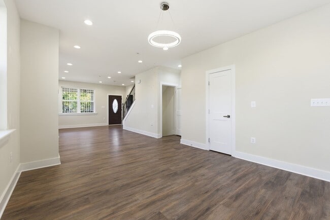 Building Photo - Stunning 5 BR/3.5 BA Single-Family Home in...