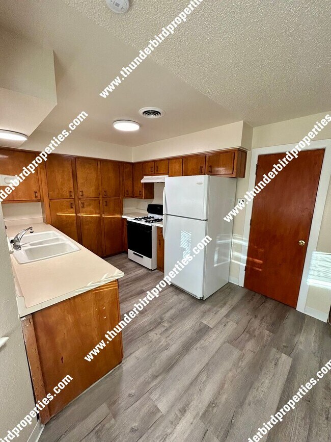 Foto del edificio - 4909 Overland St NE