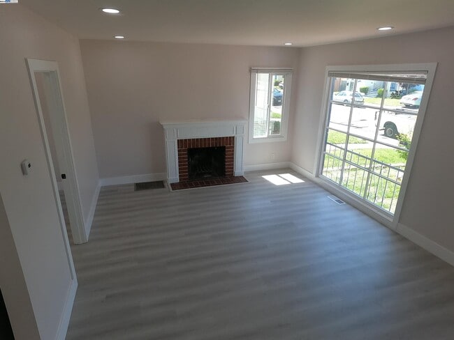 Building Photo - 7406 Deerwood Ave