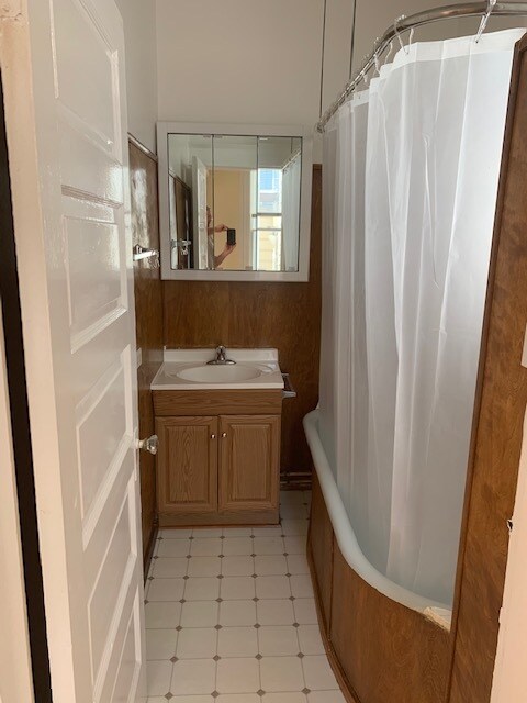 Sink and Tub - 869 Greenwich St