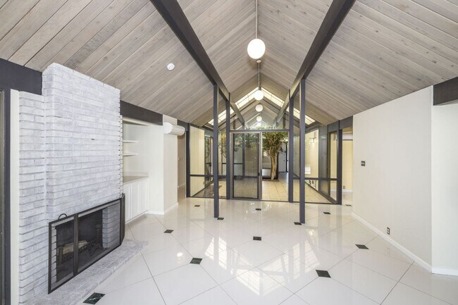 Foto del edificio - Lovingly Maintained Eichler in Super Desir...