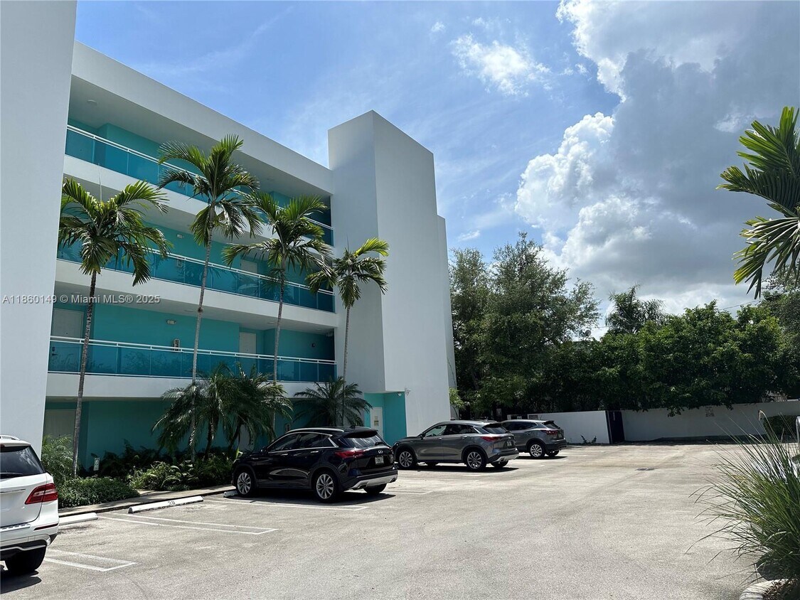 Foto del edificio - 652 NE 63rd St