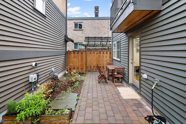 Building Photo - 1215 Dexter Ave N