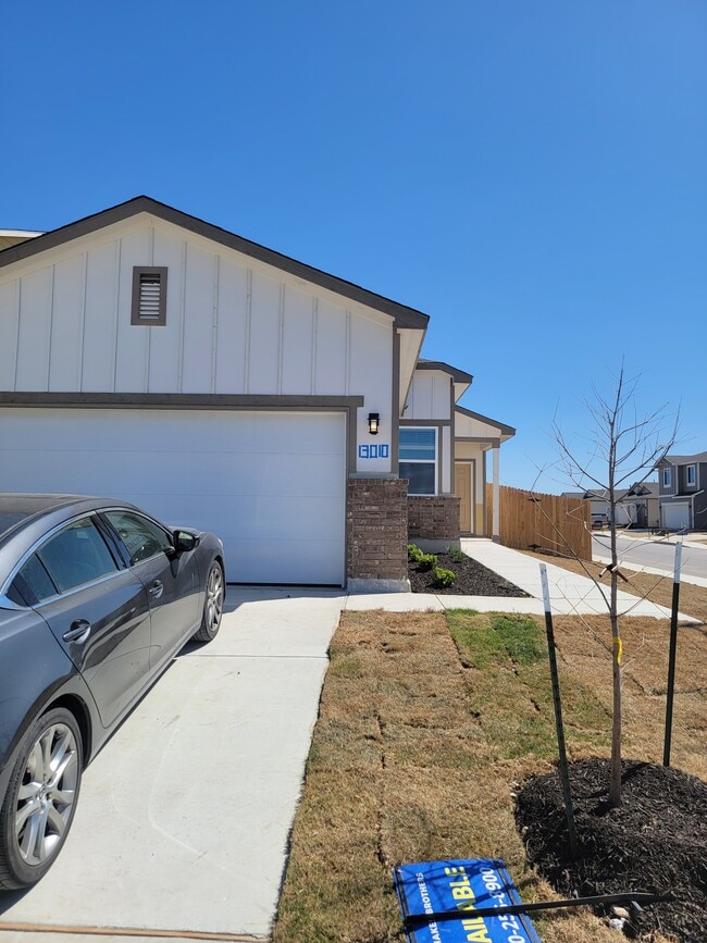 Building Photo - 13010 Red Elks Lks