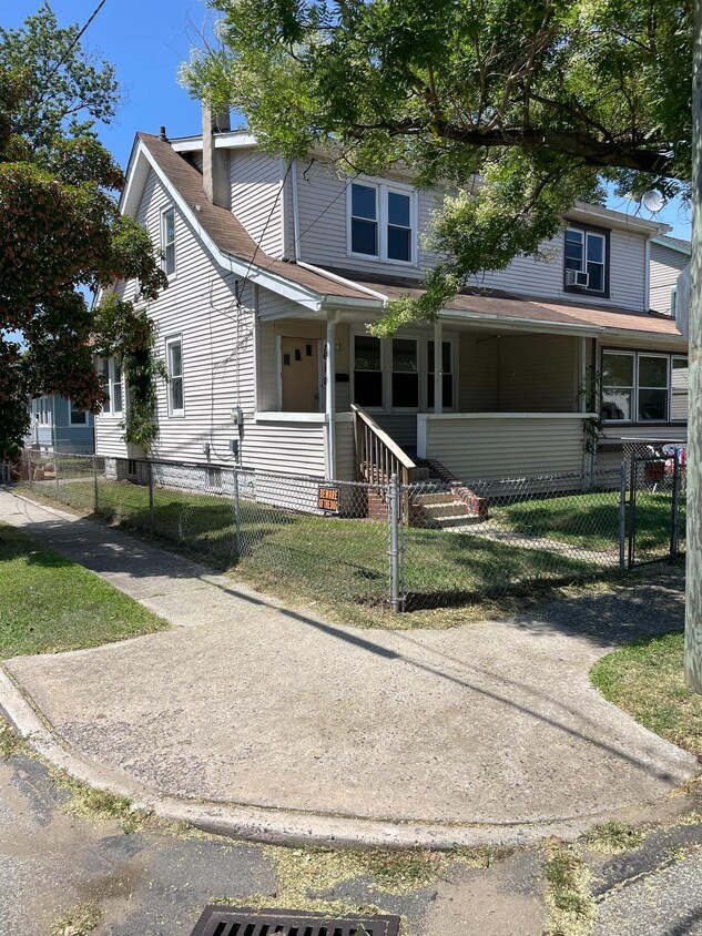 Primary Photo - 16 1/2 E Thompson Ave