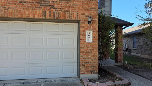 Foto del edificio - 5605 Clyde Ln