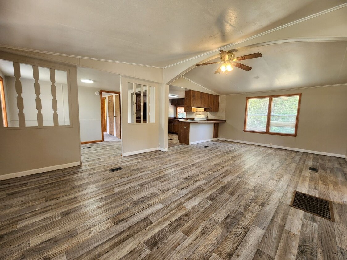 Foto principal - 3 bed, 2 bath on 1/3 Acre of FENCED land.