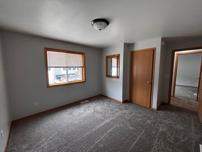 Building Photo - 1008