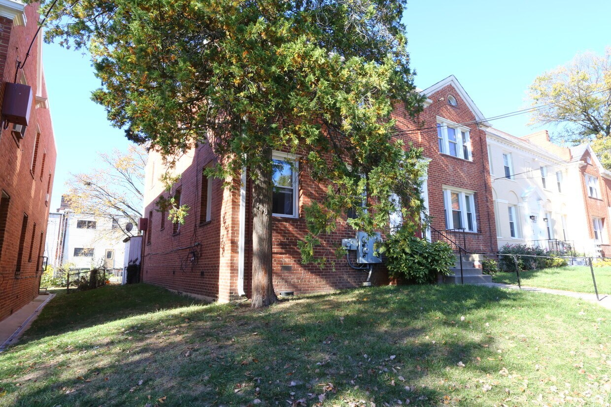 Foto principal - 4028 8th St NE