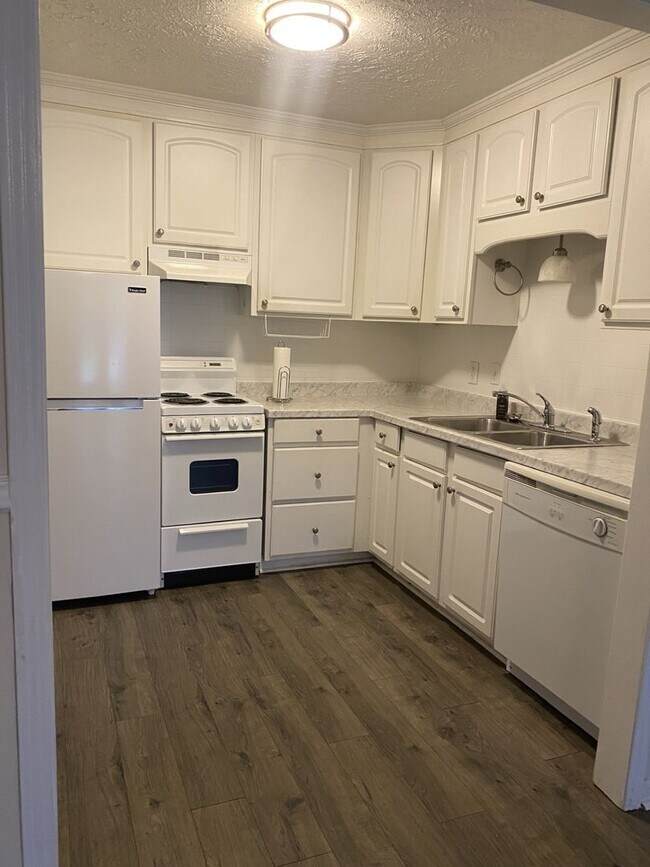 Foto del edificio - 1045 E 10th St