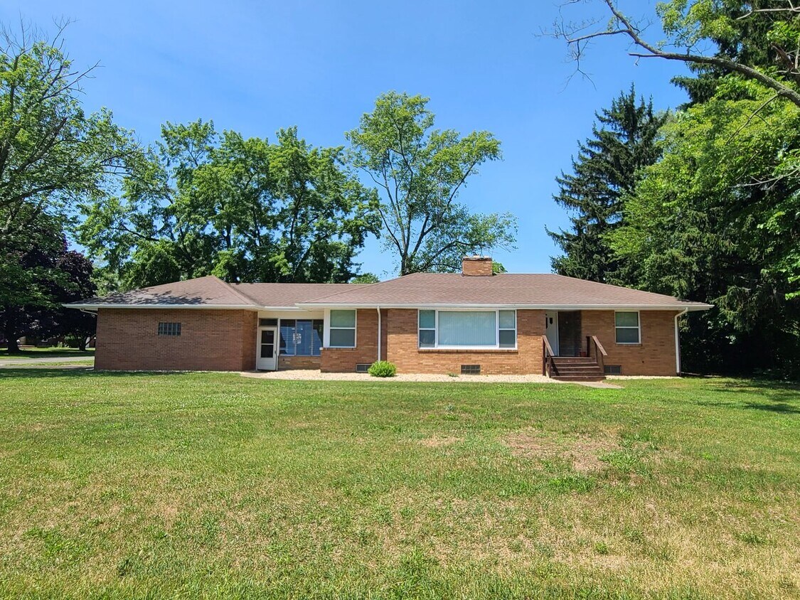 Foto principal - Spacious 4-Bed, 2-Bath Updated Home in Ben...