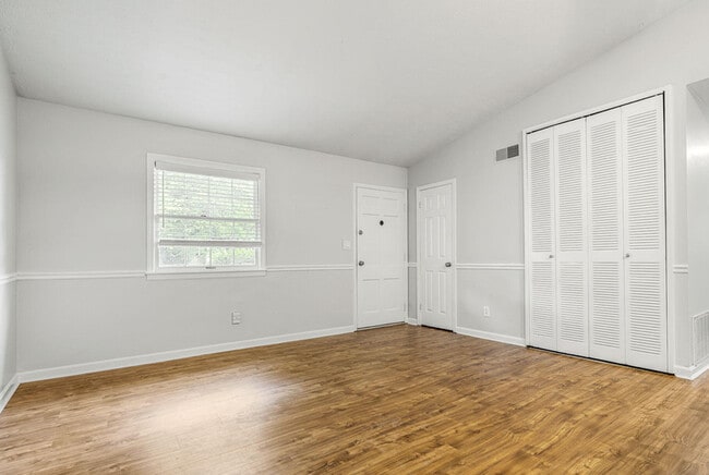 Building Photo - 2404 Silverbrook Ave