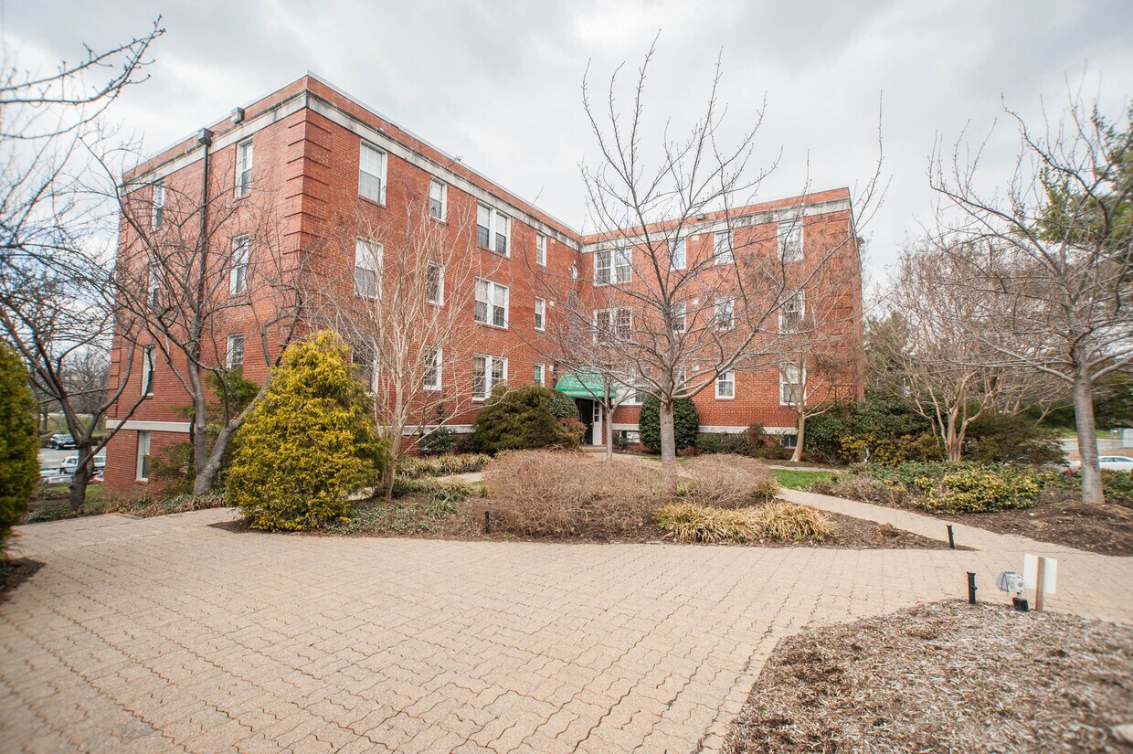 Lovely, quiet, convenient condo complex - 30 S Old Glebe Rd