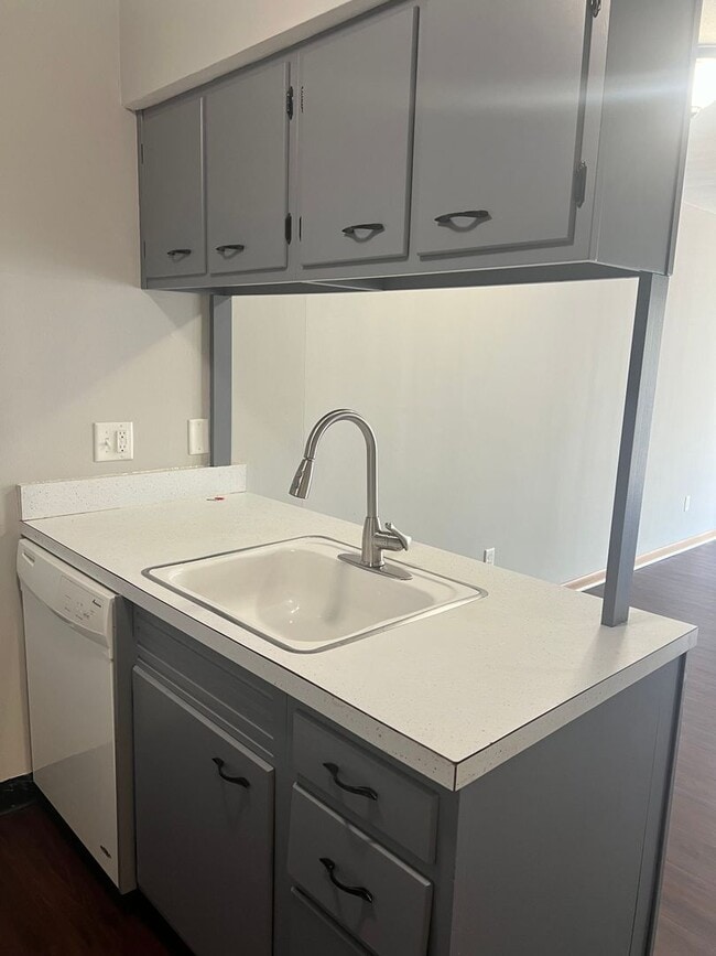 Interior Photo - 3805-3817 Briar Pl