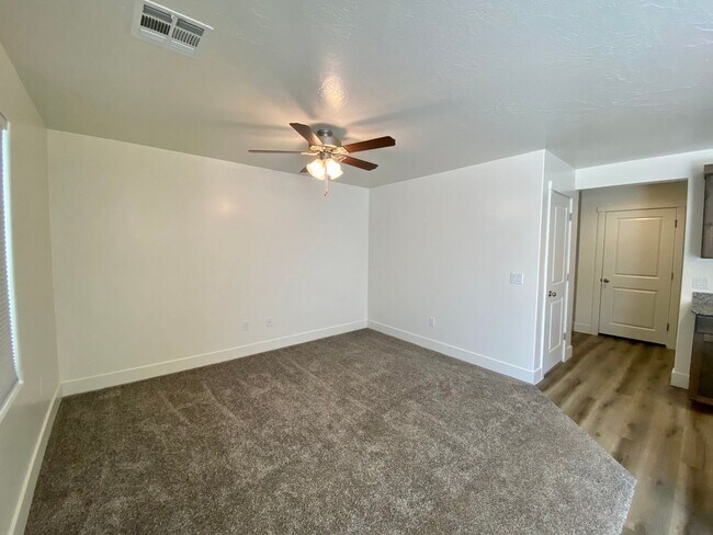Building Photo - 4 br, 2.5 bath House - 5868 S Charger Loop