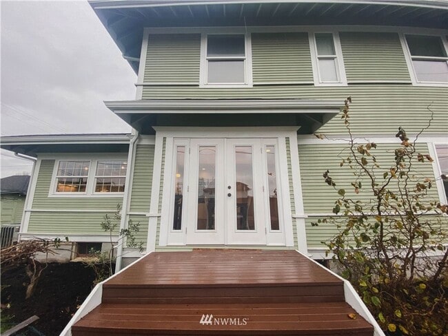 Building Photo - Spacious 5 Bedroom Home in Burlington - Av...