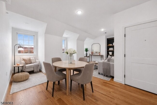 Building Photo - 52 James St