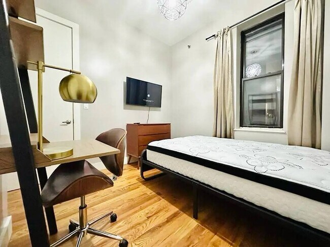 Foto del edificio - Furnished room/NOT APARTMENT