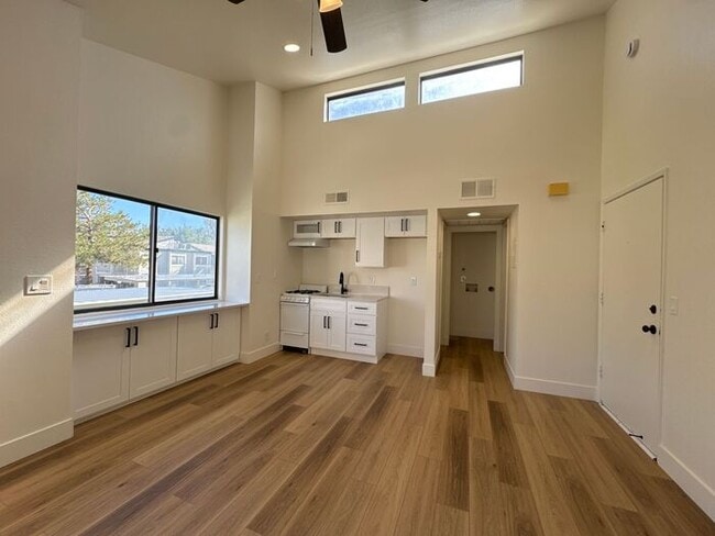 Foto del edificio - Newly Remodeled Studio in Sparks! Availabl...